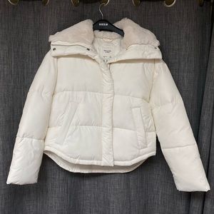 Abercrombie & Fitch ‘White Elevated Mini Puffer’ Medium (M)